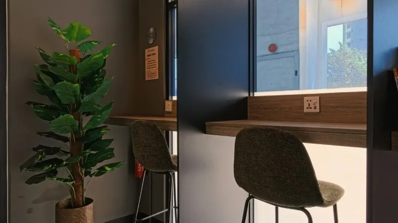 Hot Desk-04